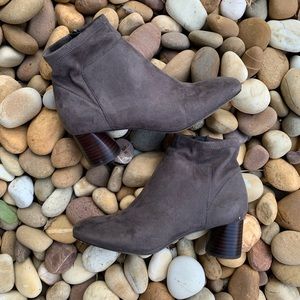 Donald Pliner Women’s Suede Ankle Boots size 8